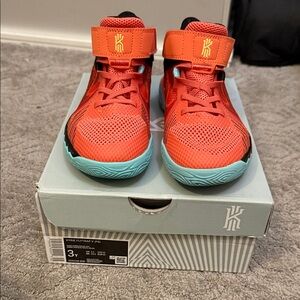 Nike Kyrie Flytrap 5 - Size 3Y